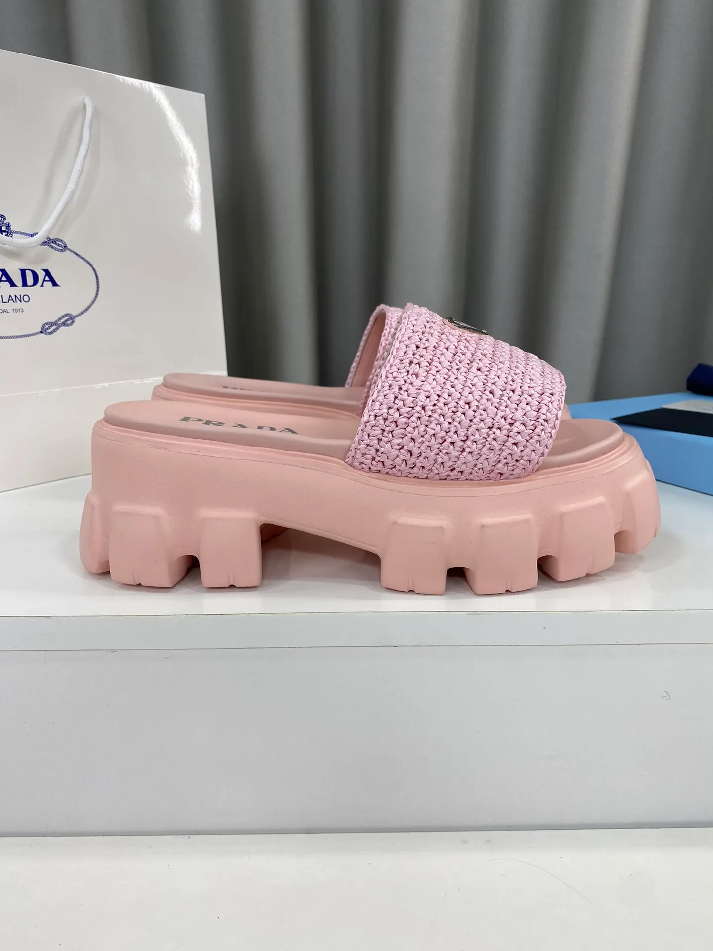 💕💕Factory direct selling price p460💕💕 Prada's latest tooth-woven thick-soled triangle buckle slippers☑️ Latest environmentally friendly PP material, fully handmade crochet, just like knitting sweaters, slow work and meticulous work, retro fashionable thick-soled shoes, with rubber uppers, making the whole pair of shoes light and comfortable. Bright colors, a variety of choices to meet the needs of fashionable people with different styles! The iconic metal triangle logo is paired with the shape of ancient beach slippers. Every design element is fashionable! Size: Women's 35-39 (34, 40, custom-made, non-returnable) Full set of counter original packaging